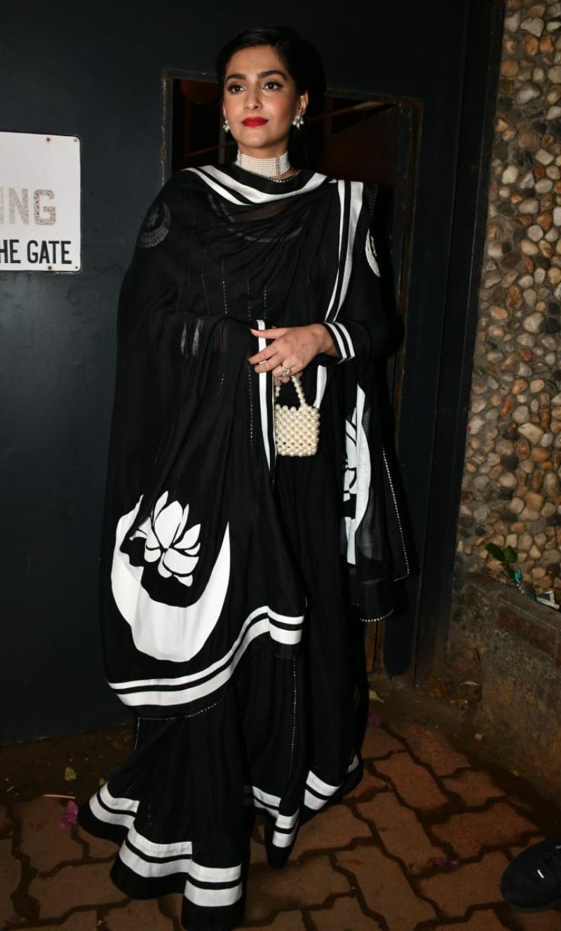 The diva of Bollywood who is currently enjoying motherhood to the fullest, Sonam Kapoor arrived wearing a beautiful black-and-white ethnic ensemble for Masaba and Satyadeep's wedding party.